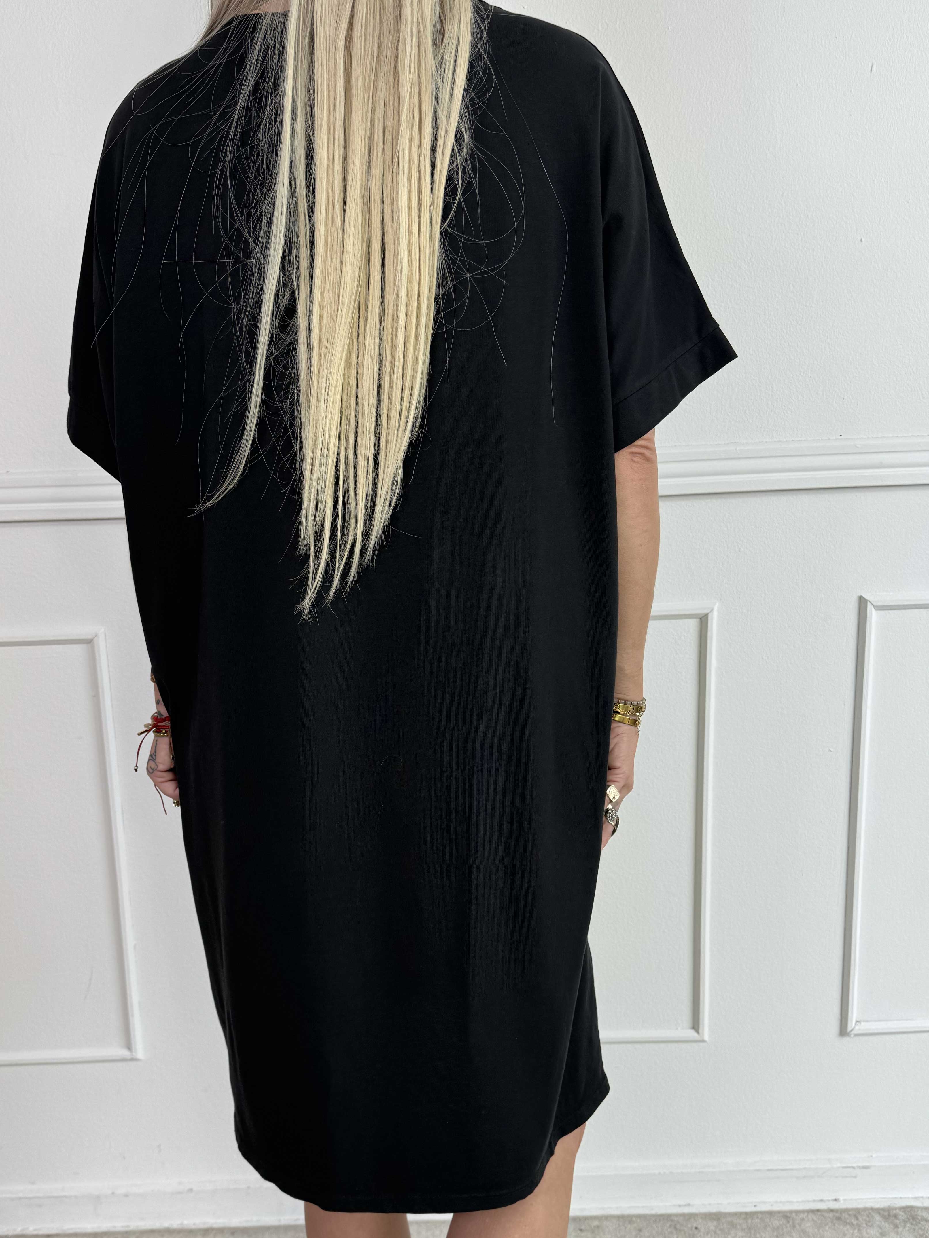 Alana - T-shirtkjole i bomuld med fejrmotiver foran